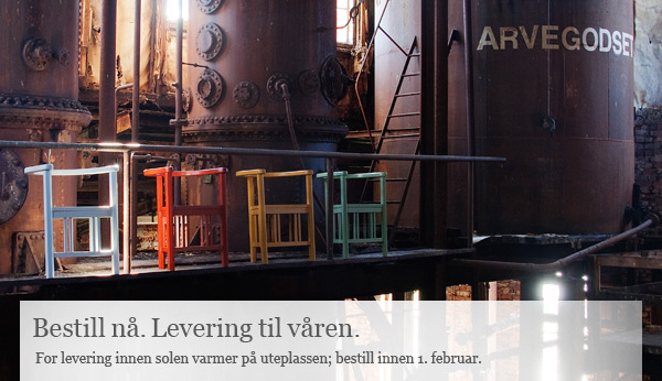Foto av fargefine tremøbler i Klevfos industrimuseum
