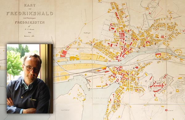Gammelt kart av Fredrikshald med innfelt foto av Sjur Harby.