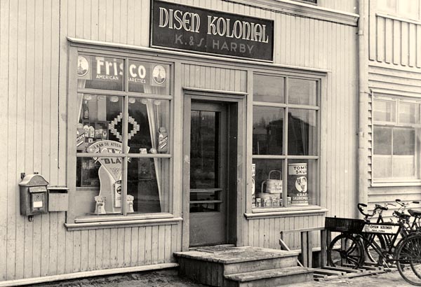 Foto av inngangspartiet til K&S Harbys Disen Kolonial.