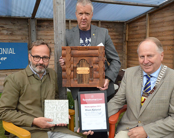 Foto av ordfører i Rennebu Ola T. Lånke, prisvinner Sjur Harby og Martnassjef Kenneth Teigen.